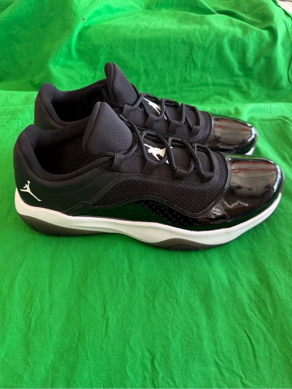 “SIZE 11.5” MENS Jordan 11 CMFT Low Black White